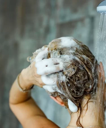 selecionamos os 10 melhores shampoos para queda de cabelo, com base em análises de especialistas e usuários, para ajudar você a escolher o produto ideal.