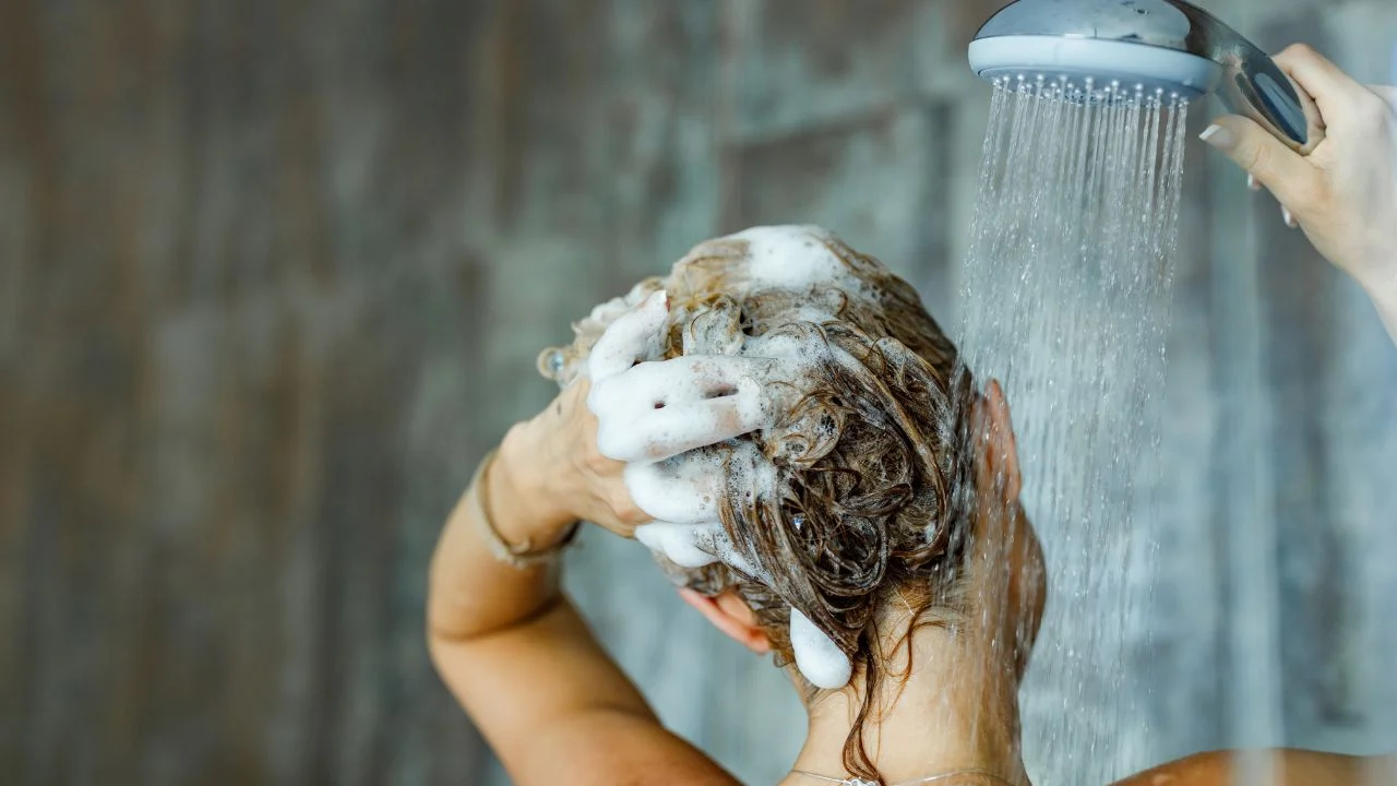 selecionamos os 10 melhores shampoos para queda de cabelo, com base em análises de especialistas e usuários, para ajudar você a escolher o produto ideal.